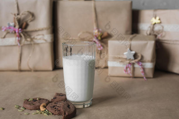 圣诞<strong>礼盒装</strong>饰花边和星星旁边的一杯牛奶和饼干，生活方式，节日，礼物，庆祝，问候