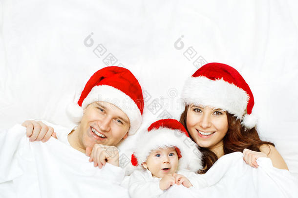 家里戴着圣诞帽，孩子，爸爸妈妈戴着白色的