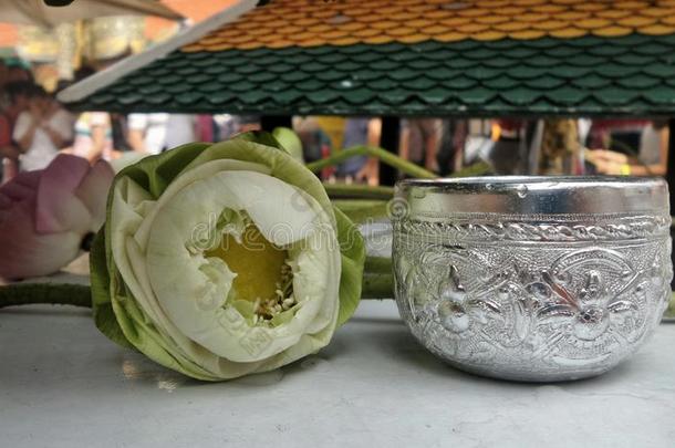 折叠花瓣，神圣的莲花和饮用水碗，以尊重佛陀的形象