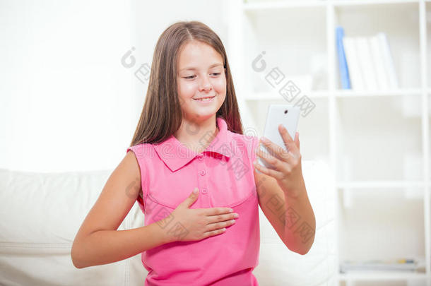 聋哑女孩在智能手机的摄像头上用手语说话