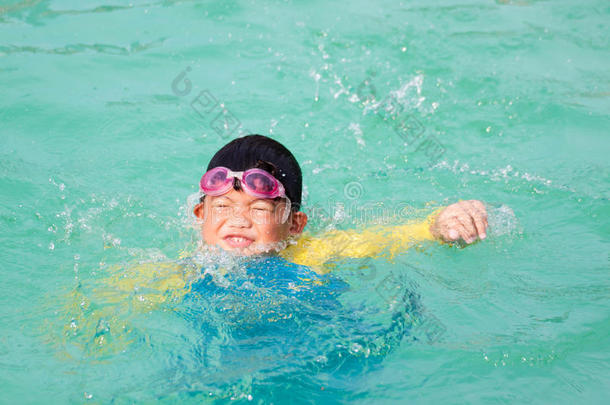 亚洲男孩溺水在游泳池里