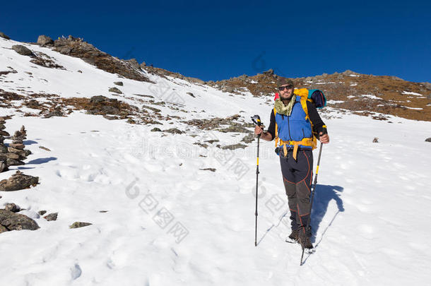 背包客登山者站立休息雪山。