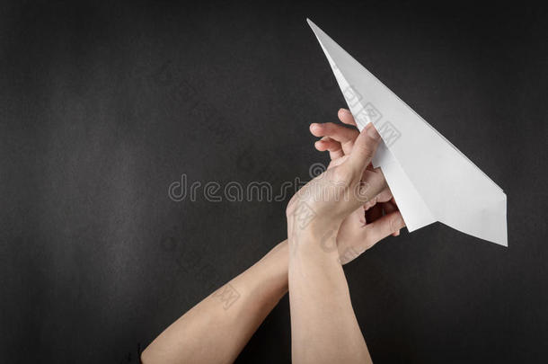 手拿白纸飞机