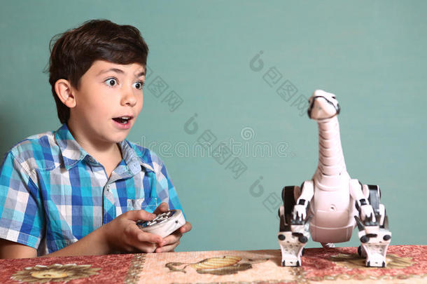 男孩用遥控器玩恐龙玩具