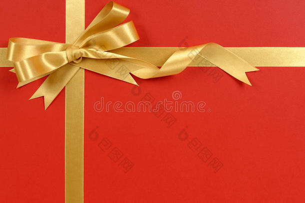 金色礼品丝带蝴蝶结，红色礼品包装背景，复制空间