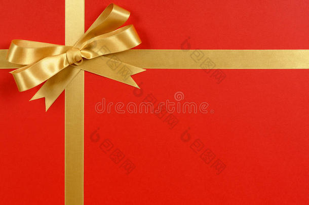 金色丝带弓边框，红色礼品包装背景，复制空间