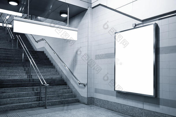 <strong>广告牌</strong>和方向标志模拟在<strong>地铁</strong>与楼梯
