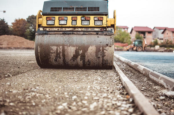 施工现场的压路机。 公路施工过程中的道路铺装和压实