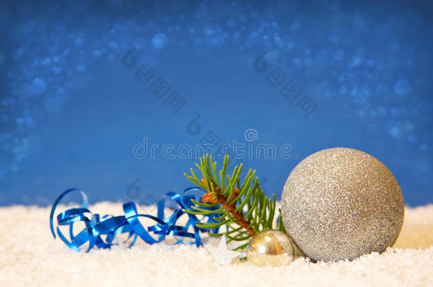 圣诞<strong>银饰</strong>品和蓝色雪花。