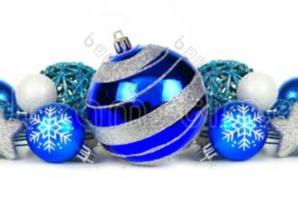蓝色和银色的圣诞装饰品边框超过白色