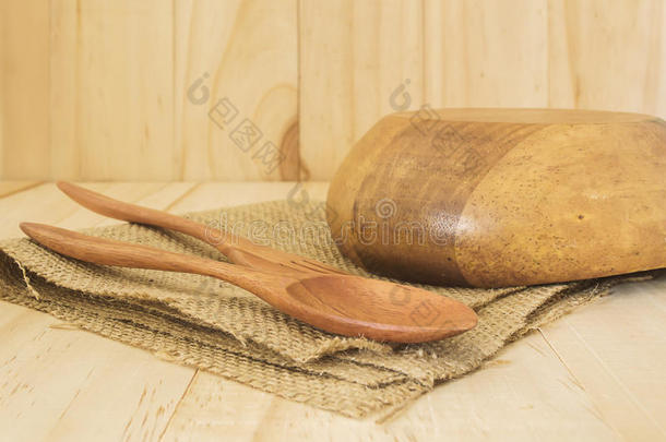 把<strong>筷子</strong>用空碗放在木头上