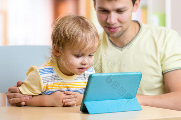 父子孩子在室内玩平板电脑