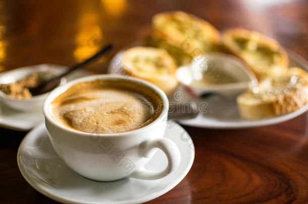 咖啡杯与大蒜面包在咖啡店-复古风格的效果图片