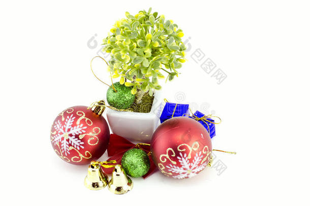 圣诞装饰品有红球、绿球、红丝带、铃铛、白罐上的小树和人造花