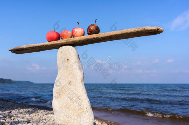 苹果在狭窄的木板上平衡