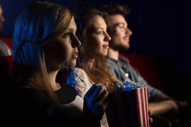朋友们在电影院看电影