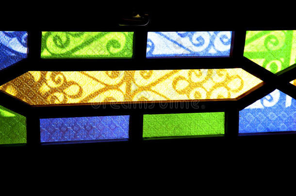 彩色玻璃和太阳在摩洛哥窗口灯