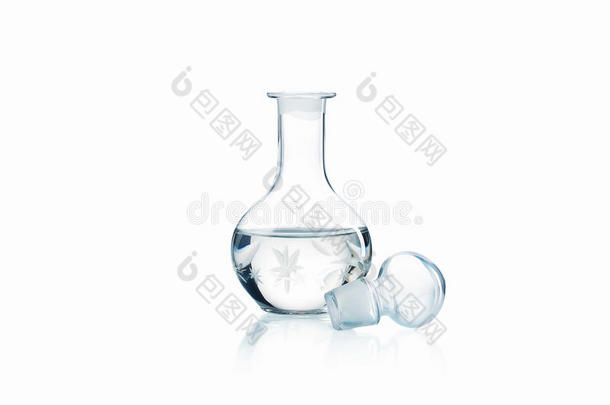 玻璃。 玻璃玻璃瓶隔离在白色背景上