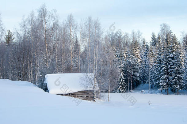 雪景中的小屋
