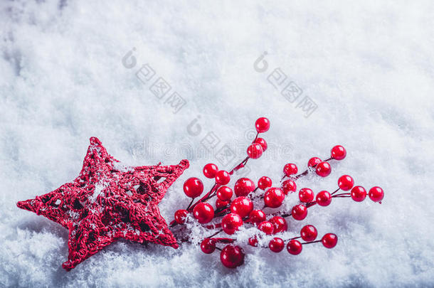 美丽的复古<strong>红心</strong>与槲寄生浆果在白色的雪<strong>背景</strong>。 圣诞节，爱和圣瓦伦廷斯日的概念。