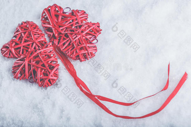美丽浪漫的复古红心在白色的雪背景上。 爱和圣情人节的概念。