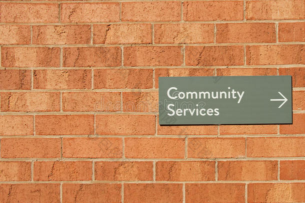 社区服务标志在红色砖墙上