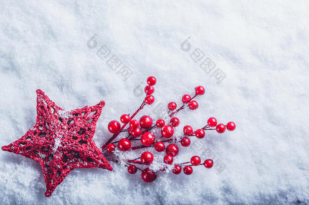 美丽的复古红心与槲寄生浆果在白色的雪背景。 圣诞节，爱和圣瓦伦廷斯日的概念。