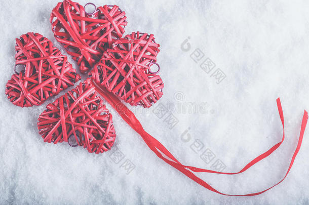美丽浪漫的复古红心在白色的雪背景上。 爱和圣情人节的概念。