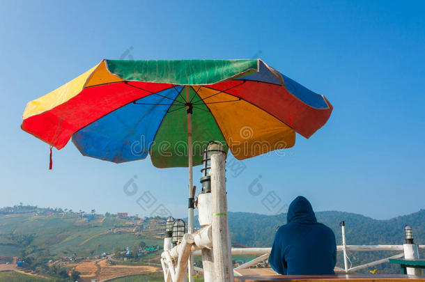 独自一人坐在普塔博克风景区——旅游景点