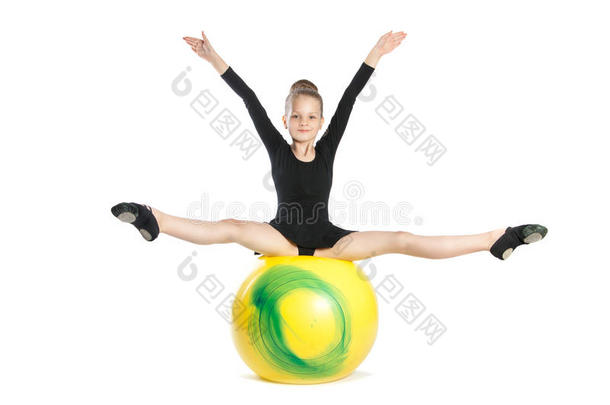 女孩在一个大的黄色气球上做运动