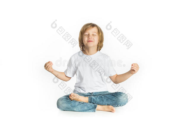 坐着的男孩。 瑜伽。 莲花的位置。