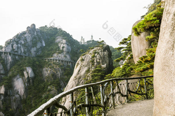 沿着悬崖面建造的一条路