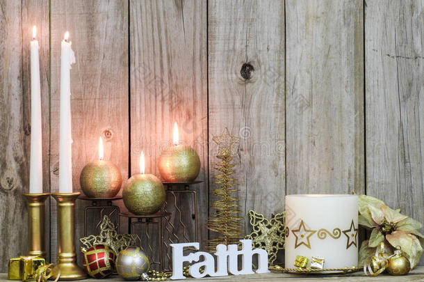 圣诞装饰品和木背景蜡烛