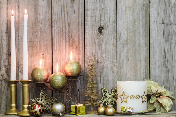 圣诞装饰和蜡烛的木材背景