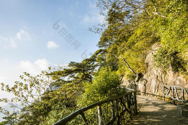 沿着悬崖面建造的一条路