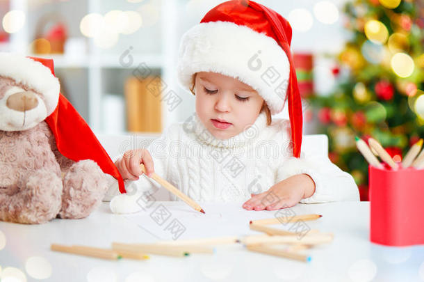 圣诞节前的孩子给圣诞老人写了<strong>一封信</strong>
