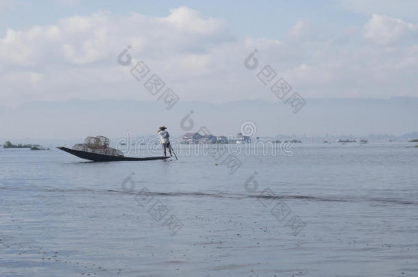 蓝色船缅甸早期的渔夫