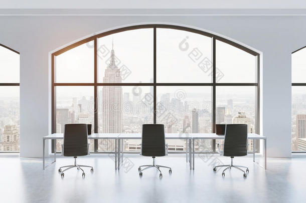 现代全景办公室的<strong>会议室</strong>，有纽约的景色。 白色<strong>桌子</strong>和黑色椅子。 三维渲染。