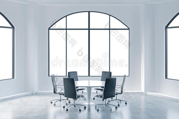 现代办公室里的会议室，窗户里有白色的复印空间。 白色桌子和黑色椅子。