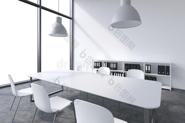 现代全景办公室的会议室，窗户上有<strong>白色</strong>的复制空间。 <strong>白色</strong>桌子，<strong>白色</strong>椅子，一个<strong>书架</strong>和两个