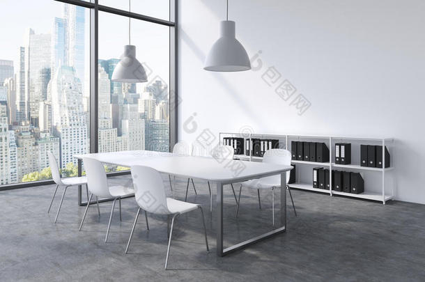 现代全景办公室的会议室，有纽约的景色。 <strong>白色</strong>桌子，<strong>白色</strong>椅子，一个<strong>书架</strong>和两个<strong>白色</strong>天花板