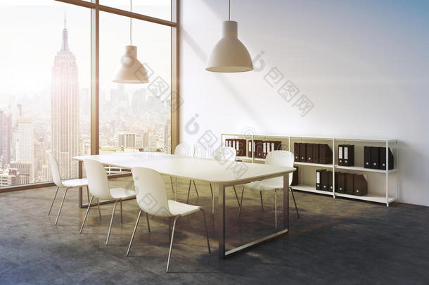 现代全景办公室的会议室，有纽约的景色。 白色桌子，白色椅子，一个书架和两个白色天花板