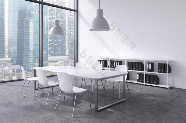 现代化全景办公室的会议室，有新加坡景观。 <strong>白色</strong>桌子，<strong>白色</strong>椅子，一个<strong>书架</strong>和两个<strong>白色</strong>天花板