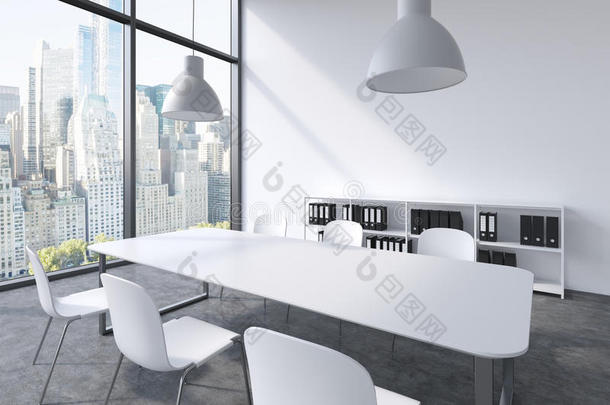 现代全景办公室的<strong>会议室</strong>，有纽约的景色。 白色<strong>桌子</strong>，白色椅子，一个书架和两个白色天花板