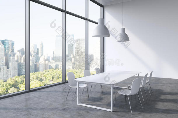 现代化全景办公室的<strong>会议室</strong>，具有纽约市的景色。 白色<strong>桌子</strong>，白色椅子和两盏白色天花板灯。 3D