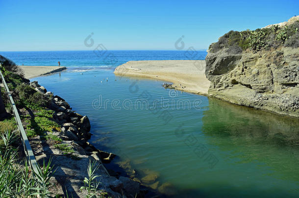 阿利索小溪在加州拉古纳海滩的阿利索海滩排入海洋。