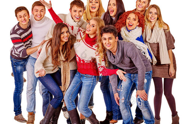 一群穿着温暖冬天衣服的快乐年轻人