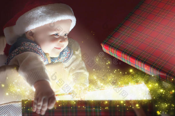 圣诞宝宝打开礼物和礼品盒