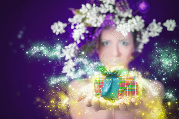 圣诞购物冬季魔术女拿着礼物，发型和化妆