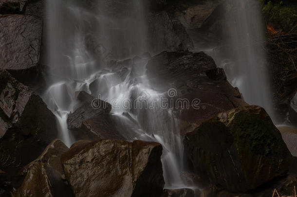 瀑布的底部，水在岩石上级联。